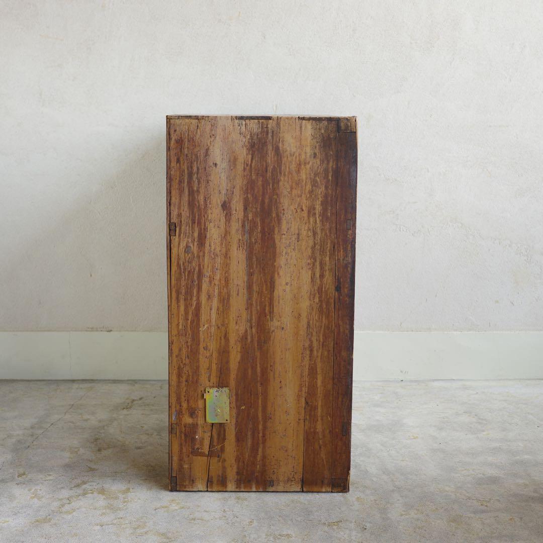 草むしり！　日本の古い引き戸の棚