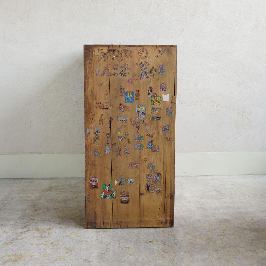 草むしり！　日本の古い引き戸の棚