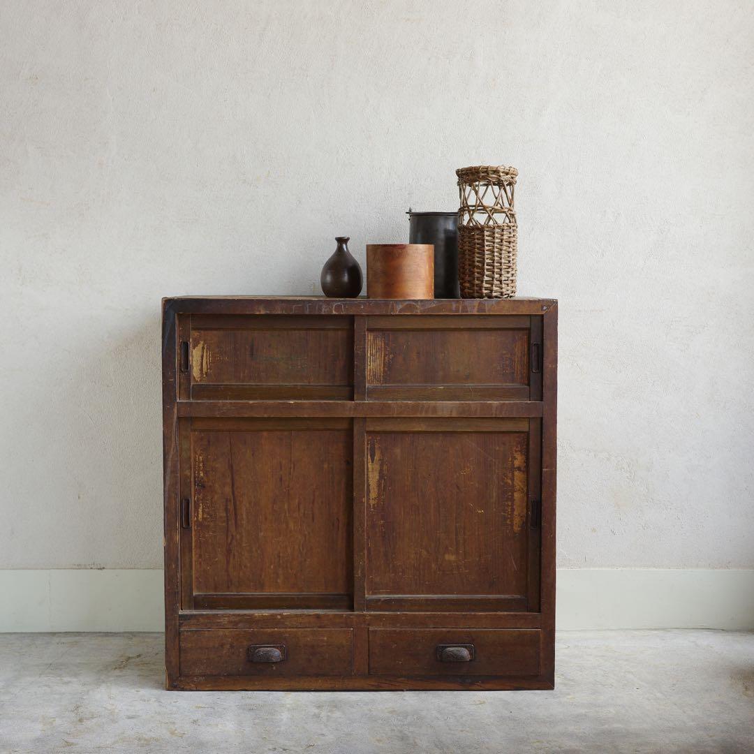 草むしり！　日本の古い引き戸の棚