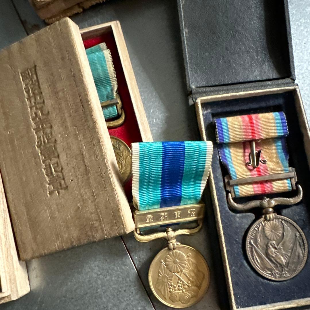 削除前お値下げ‼️蔵出し軍隊手帳や古い財布勲章など財布にお金が入ったまま…