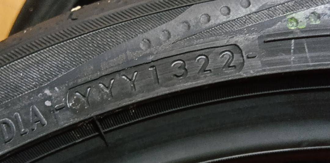 その①送料含日本製未使用2本　245/35R20ヨコハマブルーアースRV03