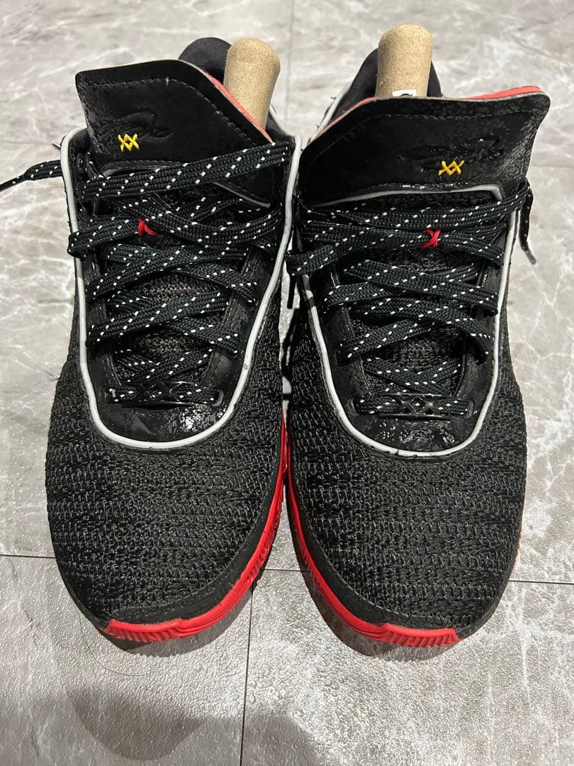 レブロン20バスケットボールシューズ 黒/赤 ニット素材