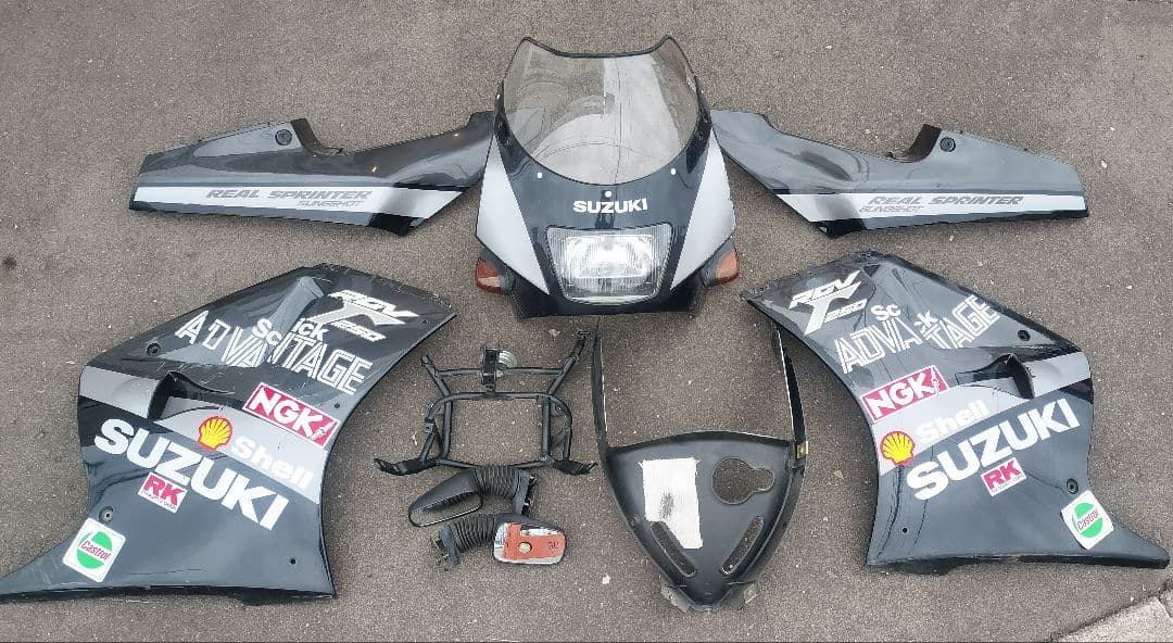 スズキ RGV250Γ カウルセット 黒 VJ21A 傷等有り 割れ無し