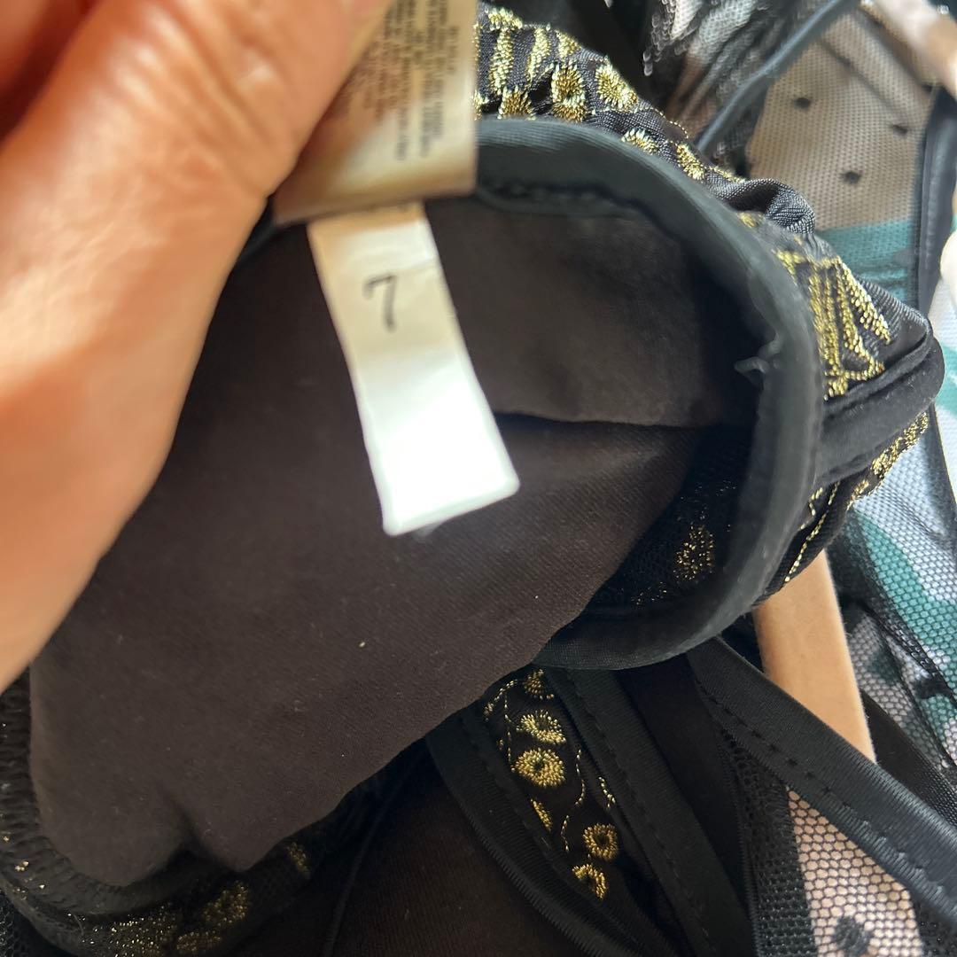 ビーズ刺繍付き黒ワンピース水着