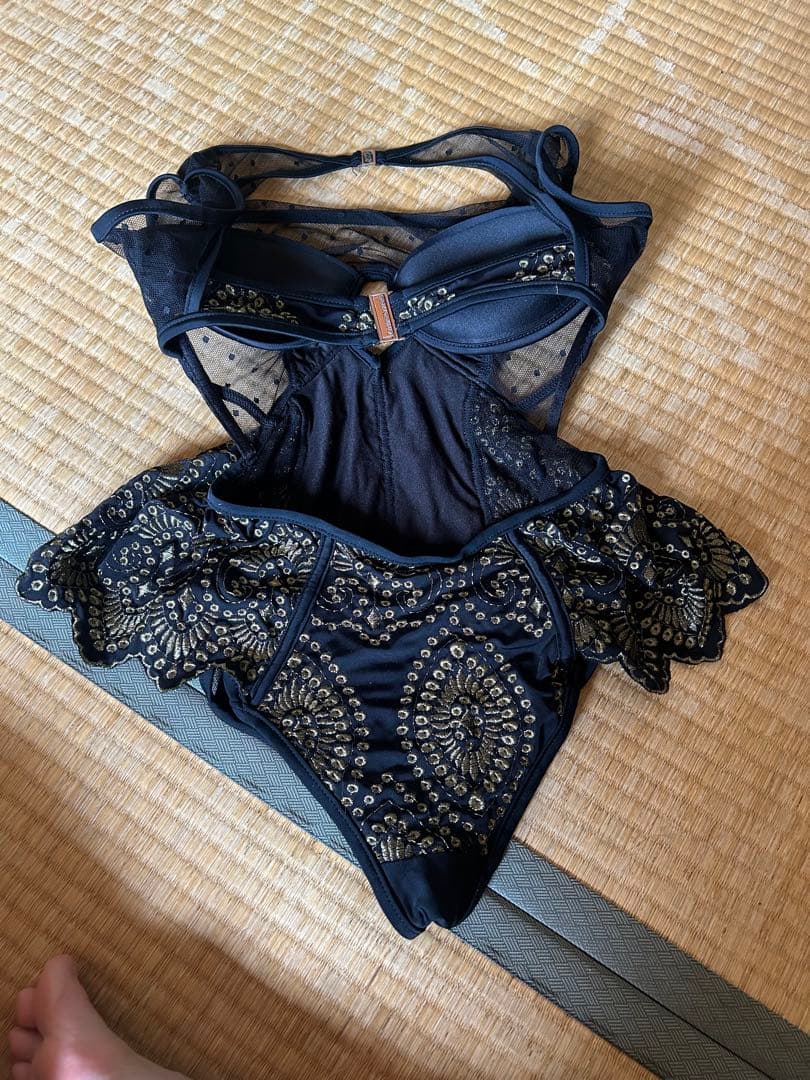 ビーズ刺繍付き黒ワンピース水着
