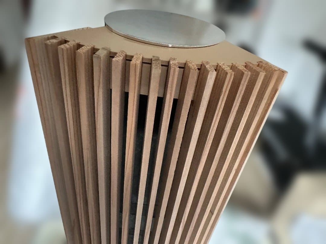 Bang & Olufsen BeoLab 8000スピーカー用の木製カバー