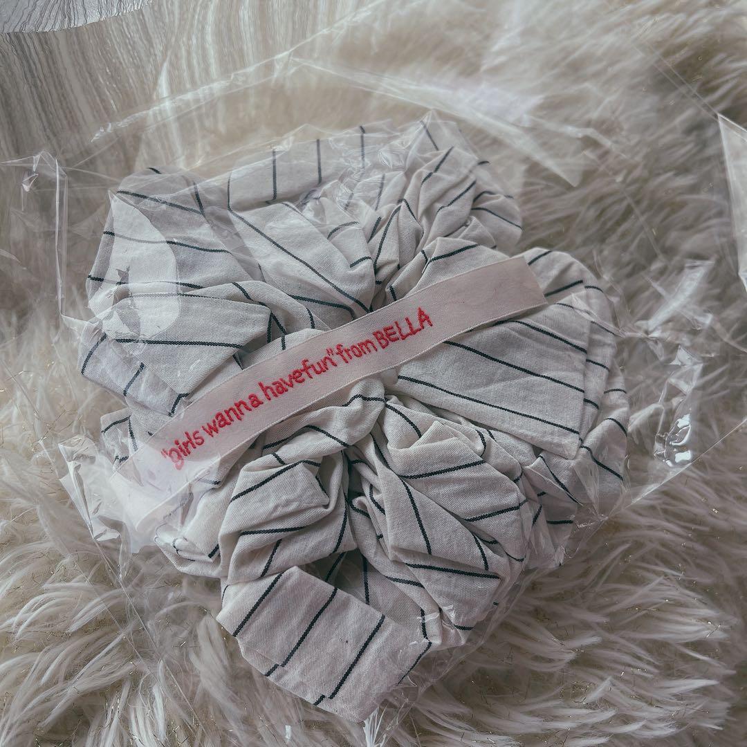 BELLA シュシュ 白ストライプ 新品未使用