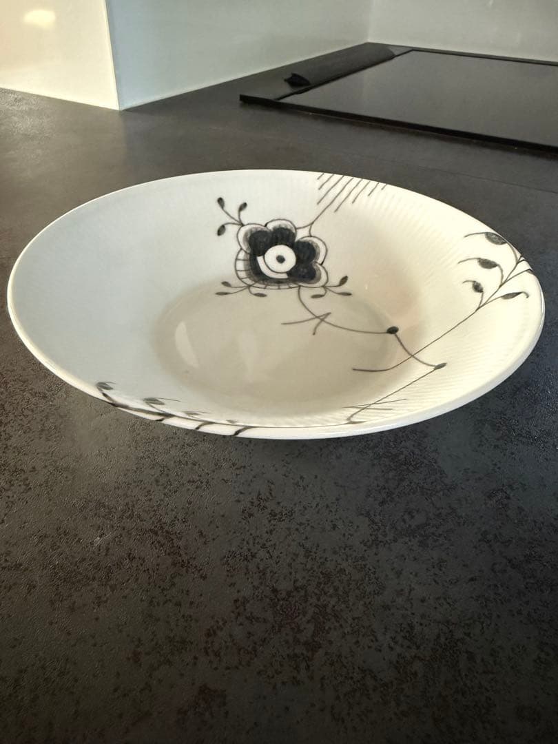 ロイヤルコペンハーゲン　ブラックフルーテッド メガディーププレート　2枚