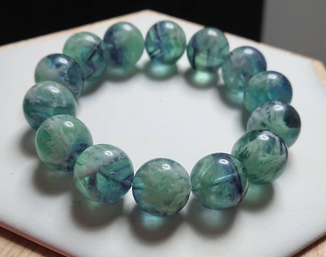 大迫力!ブルー入りエンジェルフェザーフローライト大玉15mmブレス内径約18cm