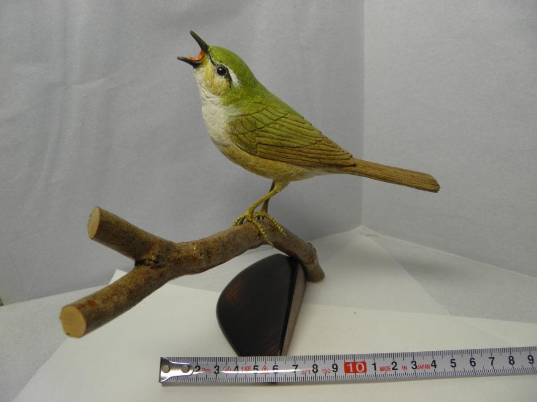 木彫りの鳥 　ウグイスの囀り