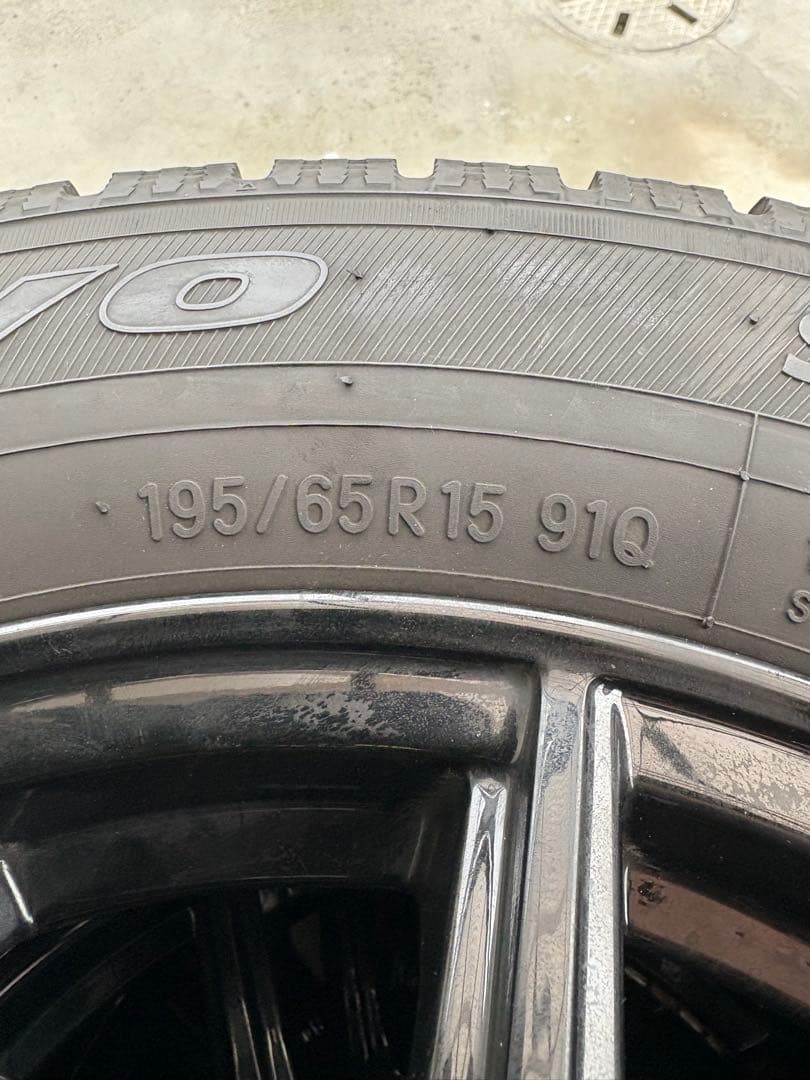 美品スタッドレスタイヤ15インチ ブラックホイール4本セット