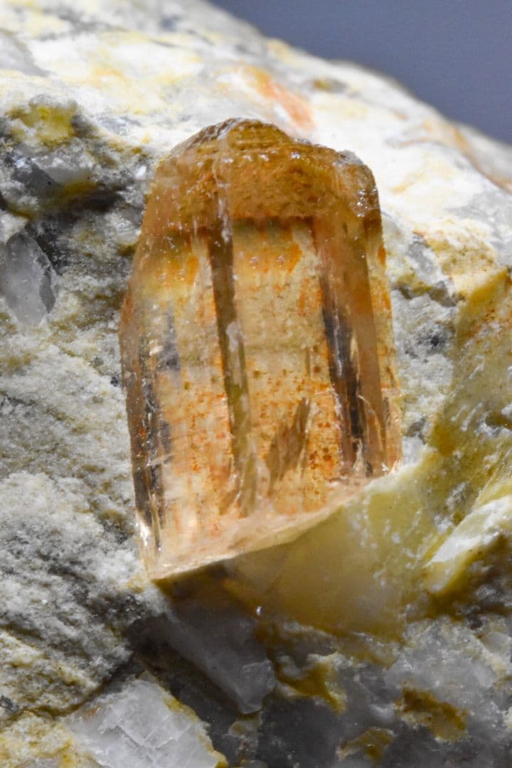 パキスタン カトラン産 ピンクトパーズ原石 母岩付き2