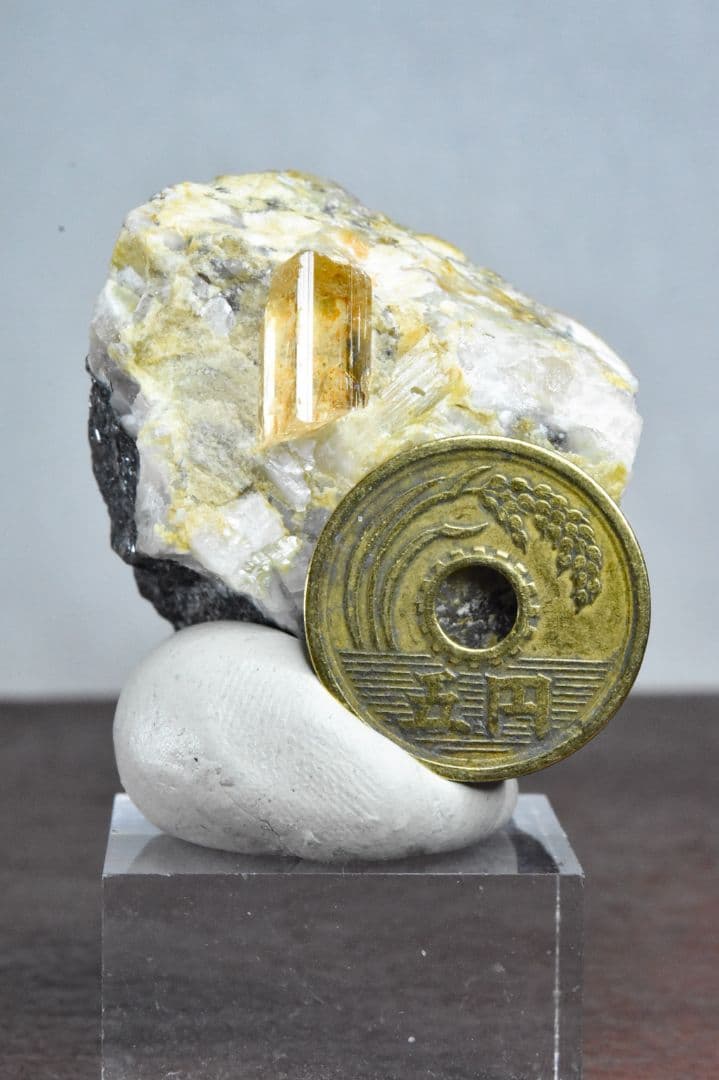 パキスタン カトラン産 ピンクトパーズ原石 母岩付き2