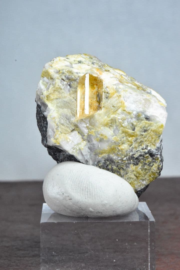 パキスタン カトラン産 ピンクトパーズ原石 母岩付き2