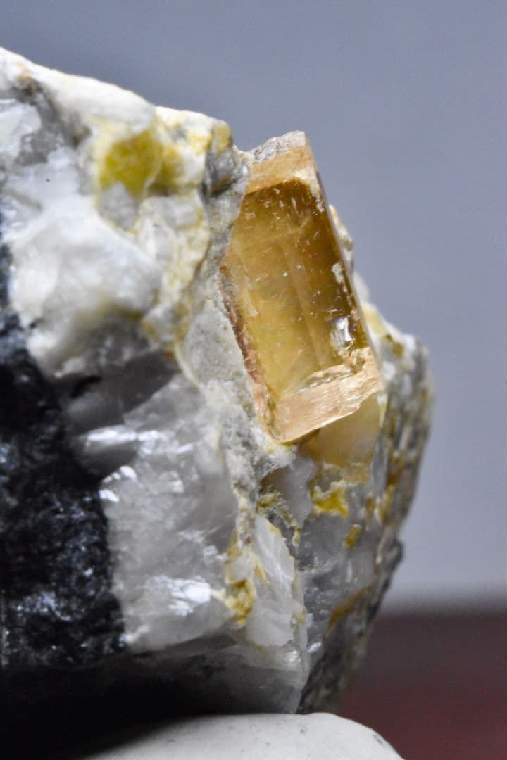 パキスタン カトラン産 ピンクトパーズ原石 母岩付き2