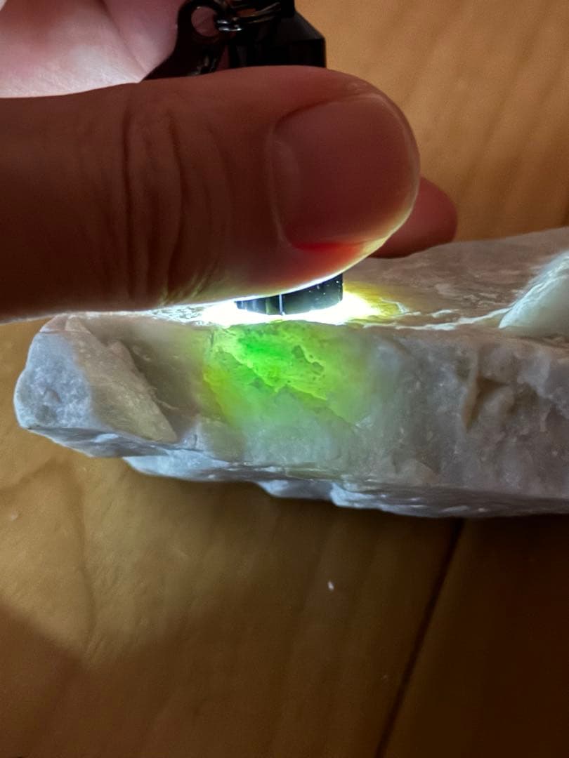 糸魚川翡翠　原石　565g