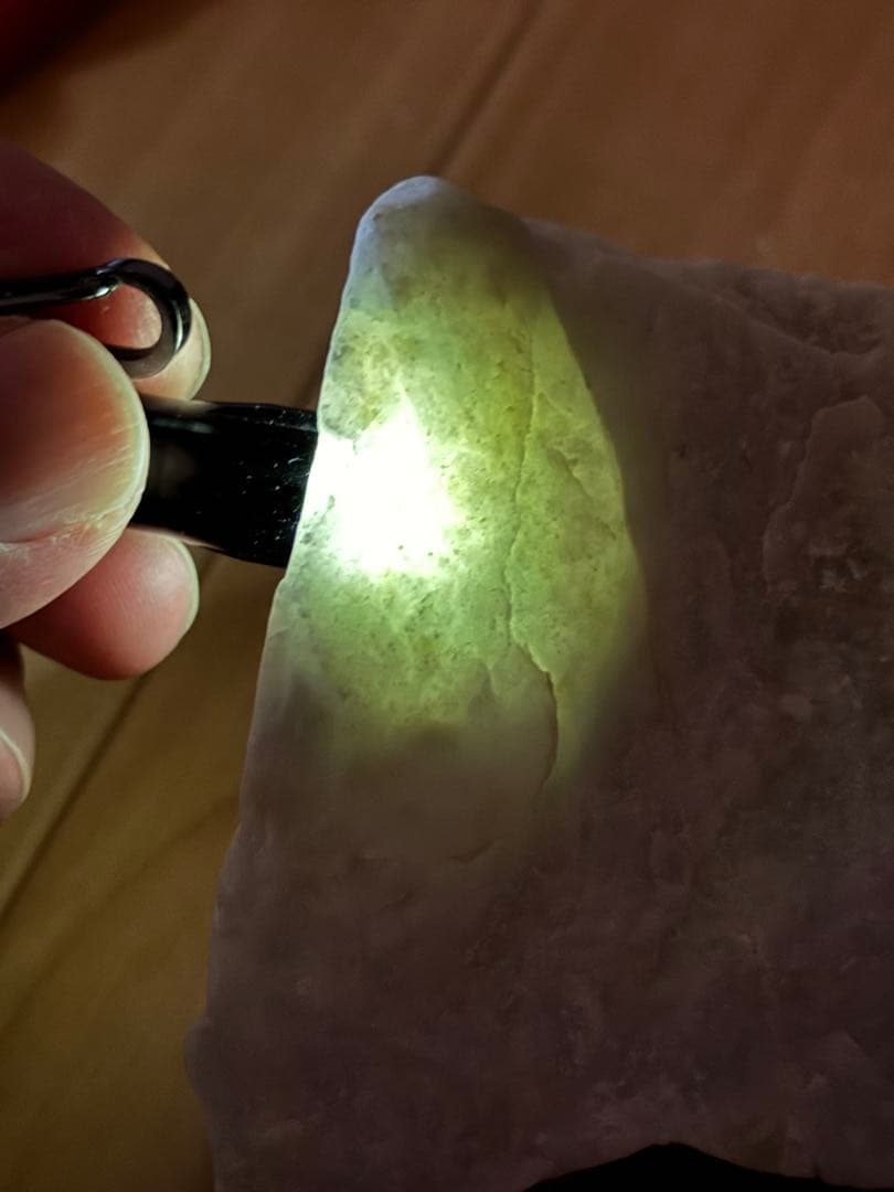 糸魚川翡翠　原石　565g