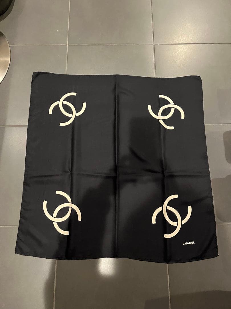 ヴィンテージCHANEL 大判シルクスカーフ　ココマーク　黒ベージュ