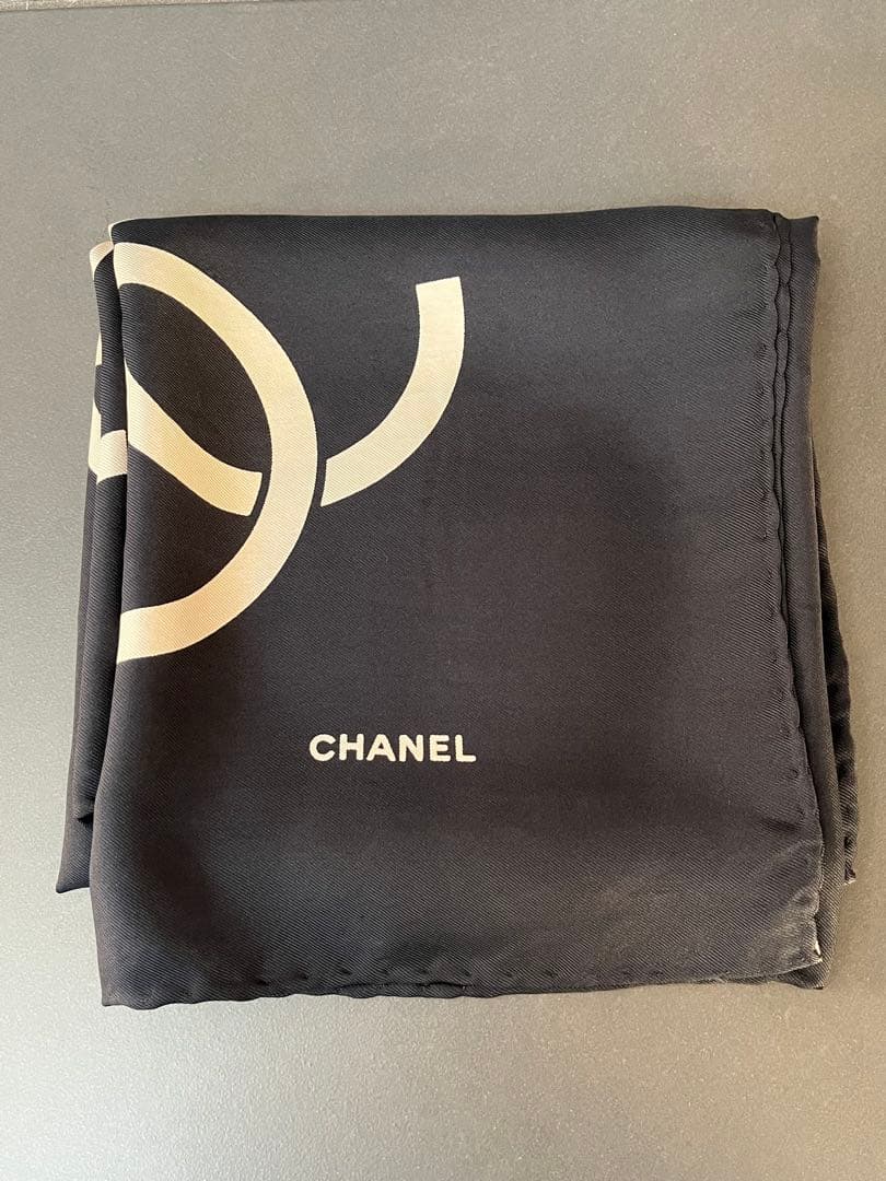 ヴィンテージCHANEL 大判シルクスカーフ　ココマーク　黒ベージュ