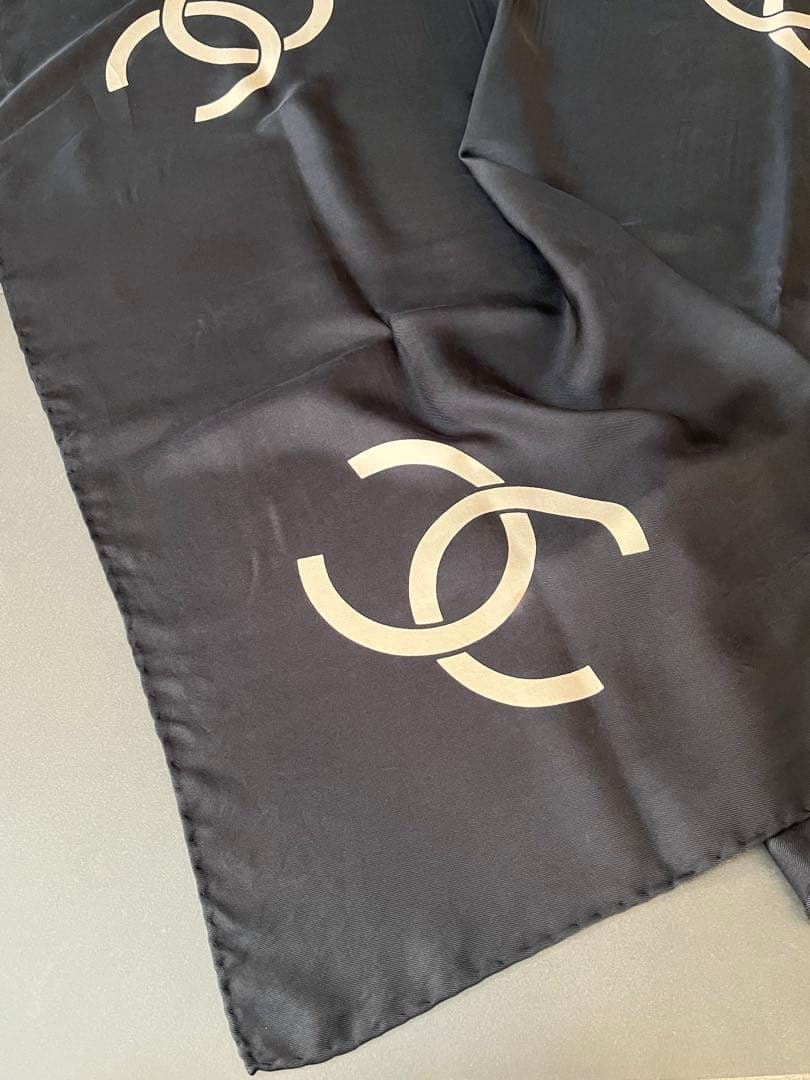 ヴィンテージCHANEL 大判シルクスカーフ　ココマーク　黒ベージュ