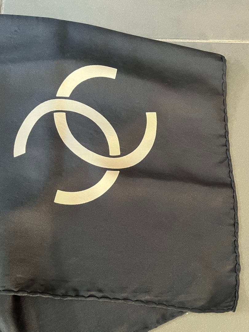ヴィンテージCHANEL 大判シルクスカーフ　ココマーク　黒ベージュ