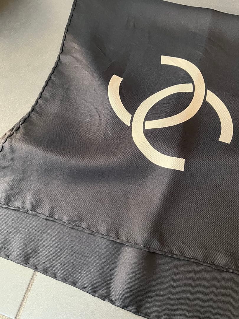 ヴィンテージCHANEL 大判シルクスカーフ　ココマーク　黒ベージュ