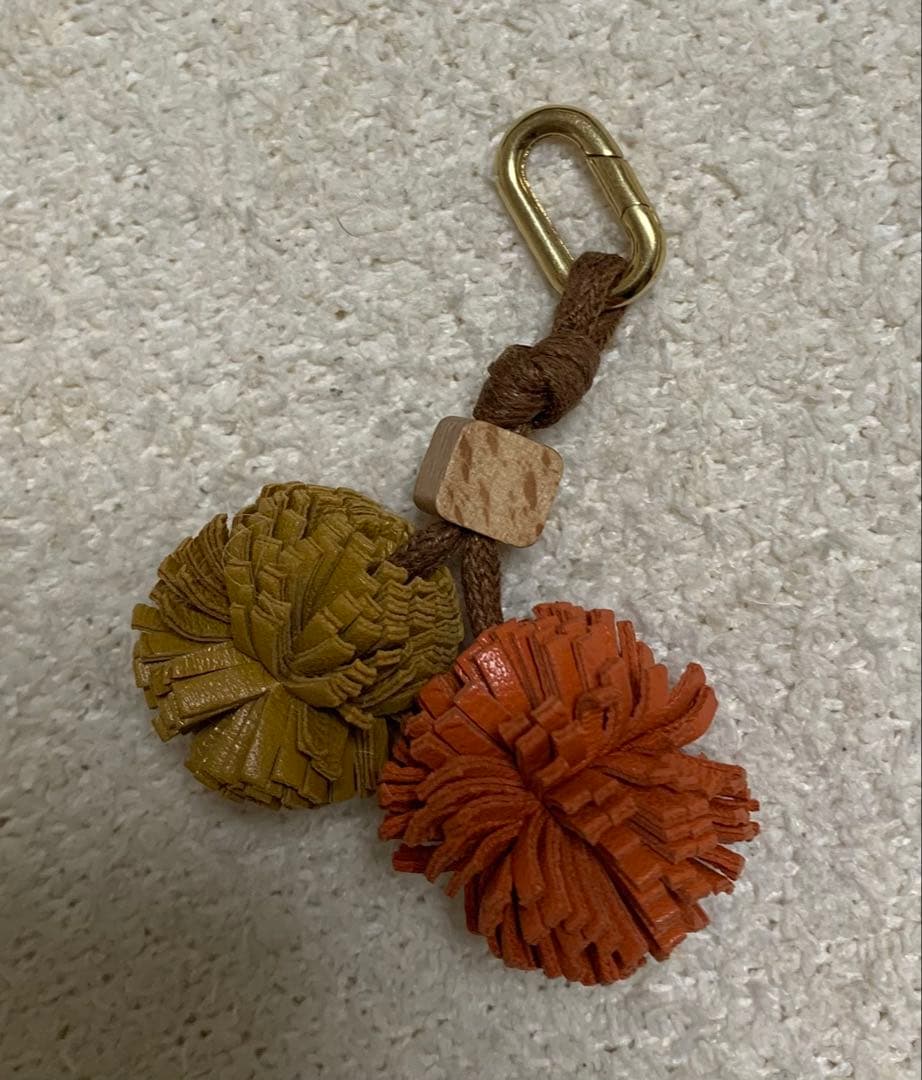 【新品未使用】miu miu ポンポン型キーホルダー