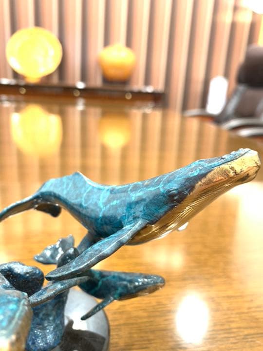 クリスチャンラッセンのクジラの家族のオブジェ