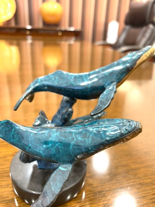 クリスチャンラッセンのクジラの家族のオブジェ