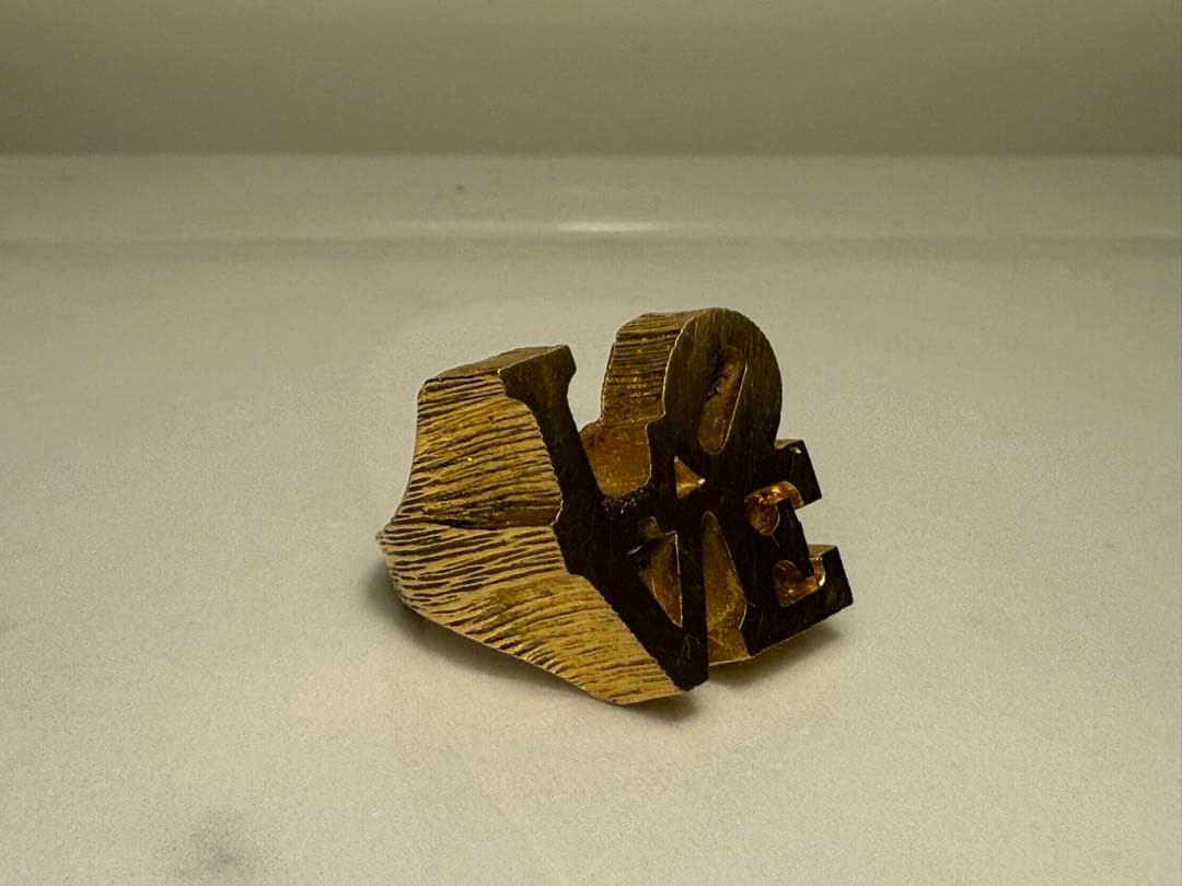 ロバート・インディアナ《LOVE》モチーフ ゴールドカラー リング