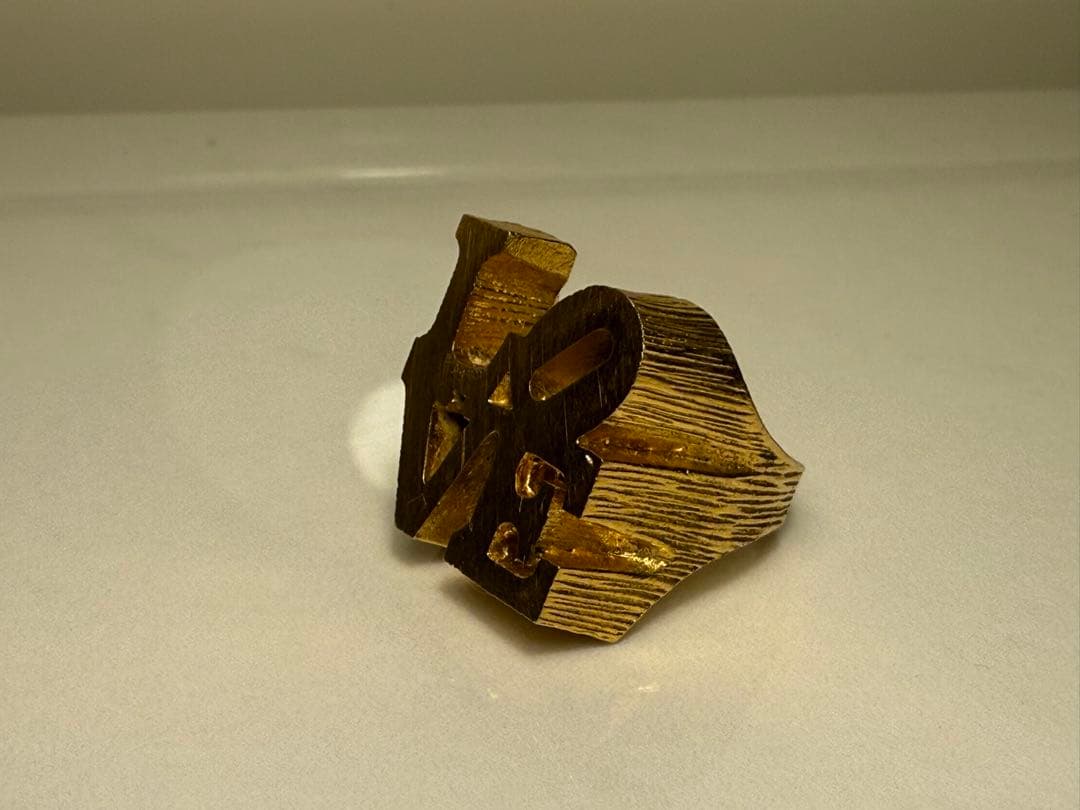 ロバート・インディアナ《LOVE》モチーフ ゴールドカラー リング