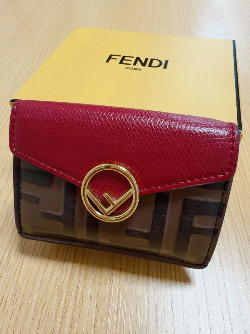フェンディ 三つ折り財布 エフイズ FFロゴ エンボス レザー バイカラーレッド