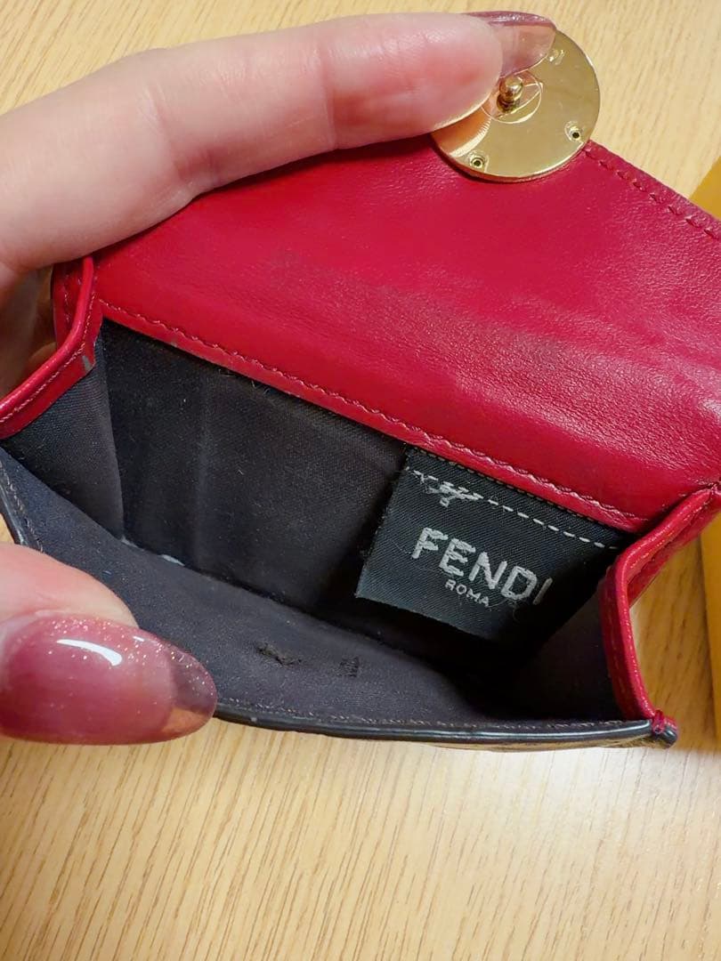 フェンディ 三つ折り財布 エフイズ FFロゴ エンボス レザー バイカラーレッド