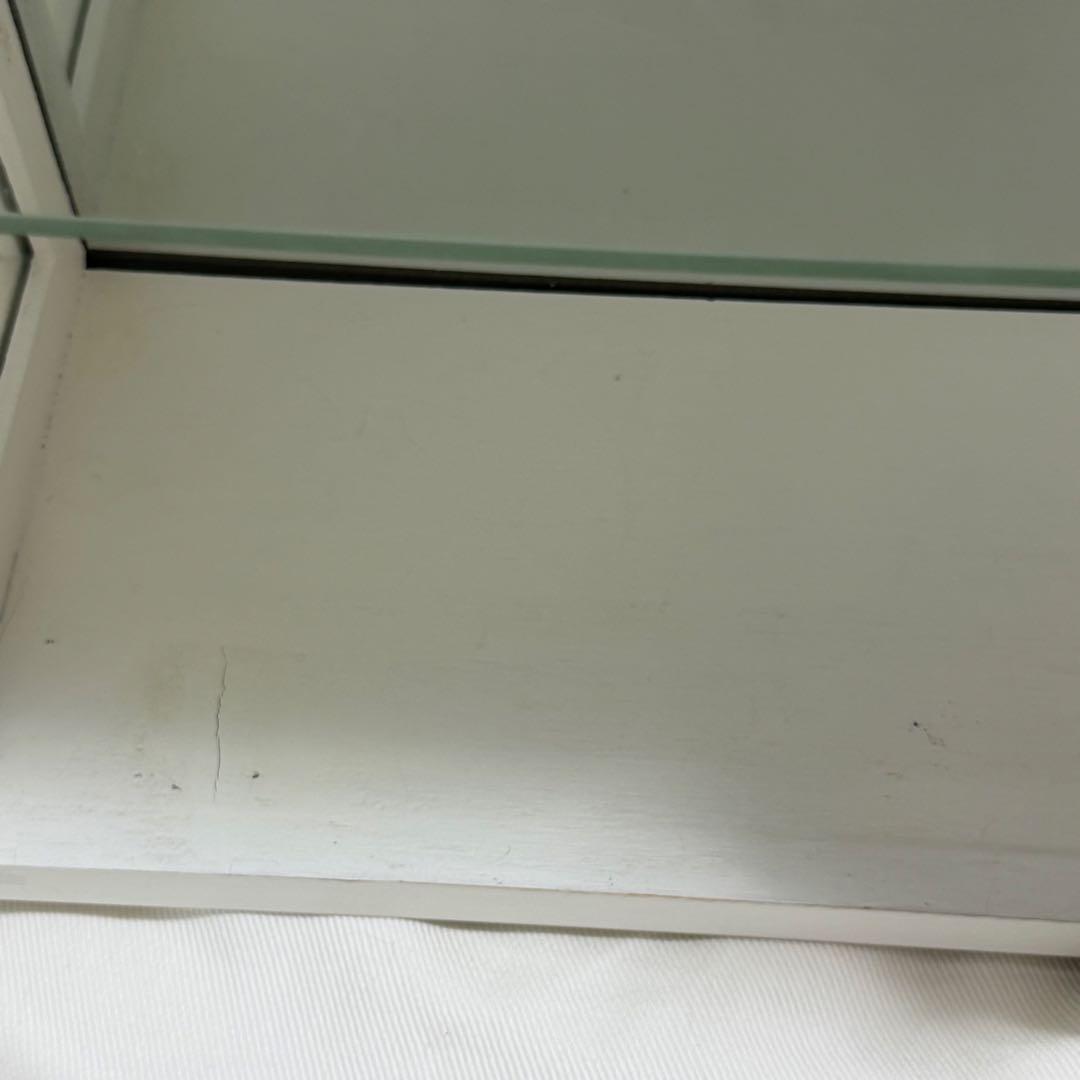 ガラスキャビネット アンティーク調 背面ミラー