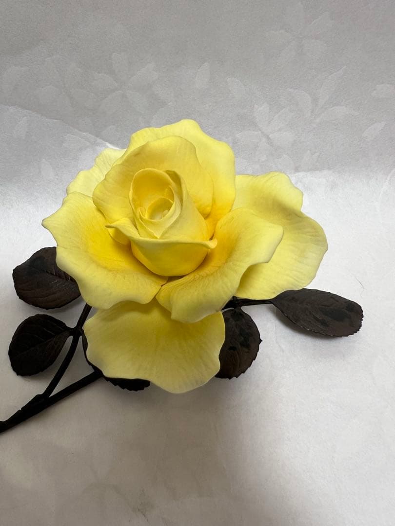 金属製の茎と葉を持つ黄色いバラで作品は装飾品としてだけでなく芸術作品2本セット