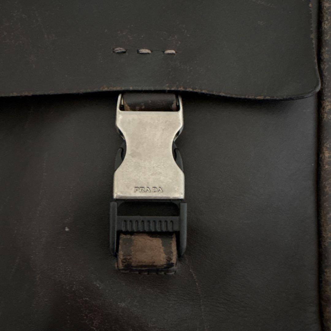 PRADA ブラック レザーメッセンジャーバッグ