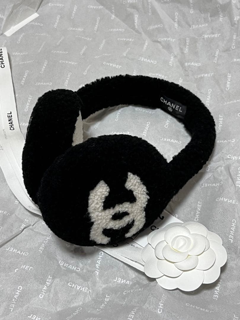 入手困難 ★ CHANEL イヤーマフ ロゴ入りモコモコ 耳あて