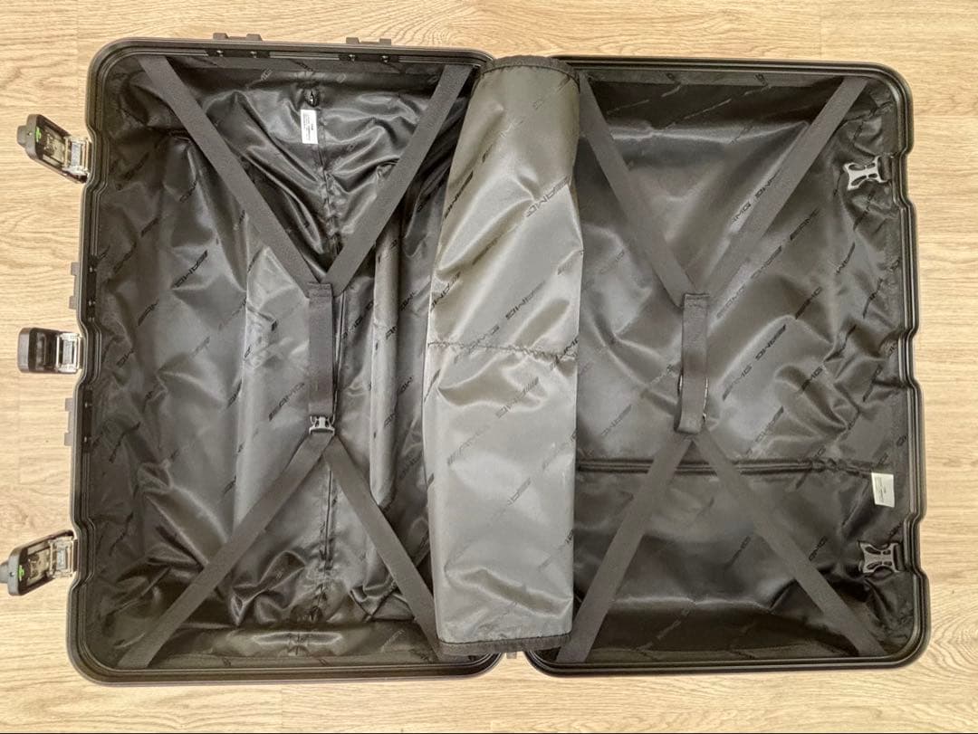 ほぼ新品です！！ブラック アルミニウム キャリーケース