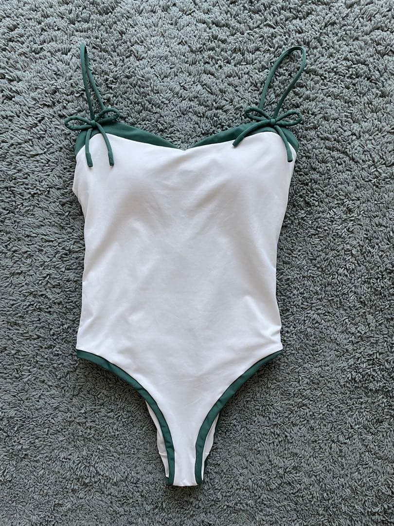 アリシアスタン　ワンピース水着　Mサイズ