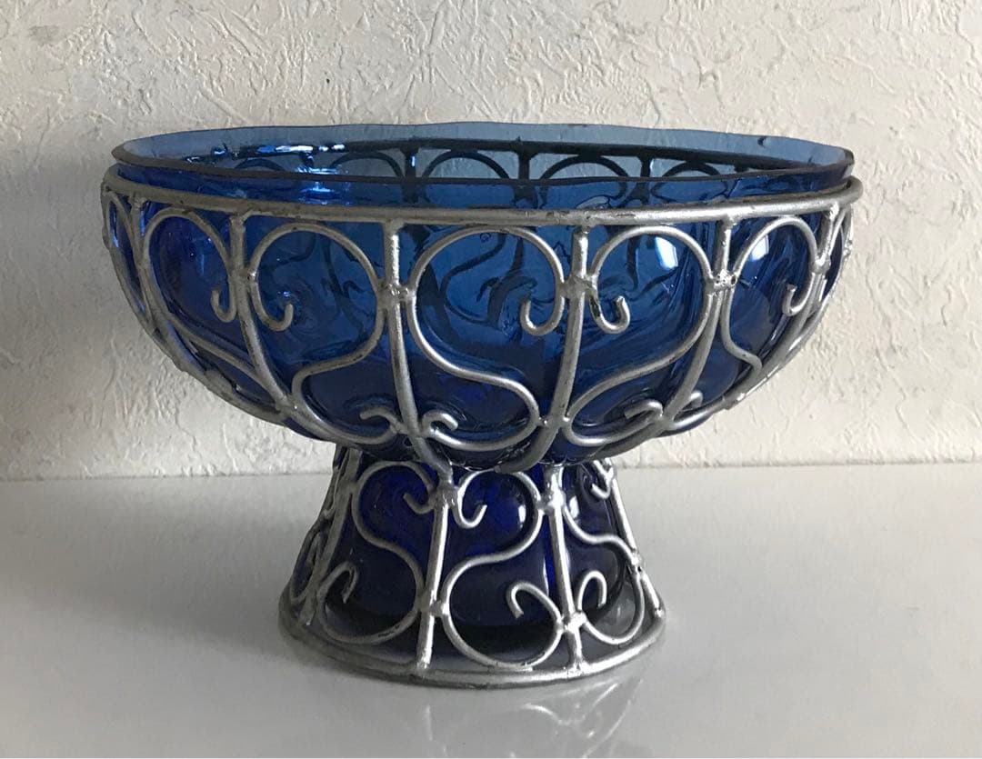 ヴィンテージ　青色高台器　ガラス球体 装飾金属ワイヤー付き