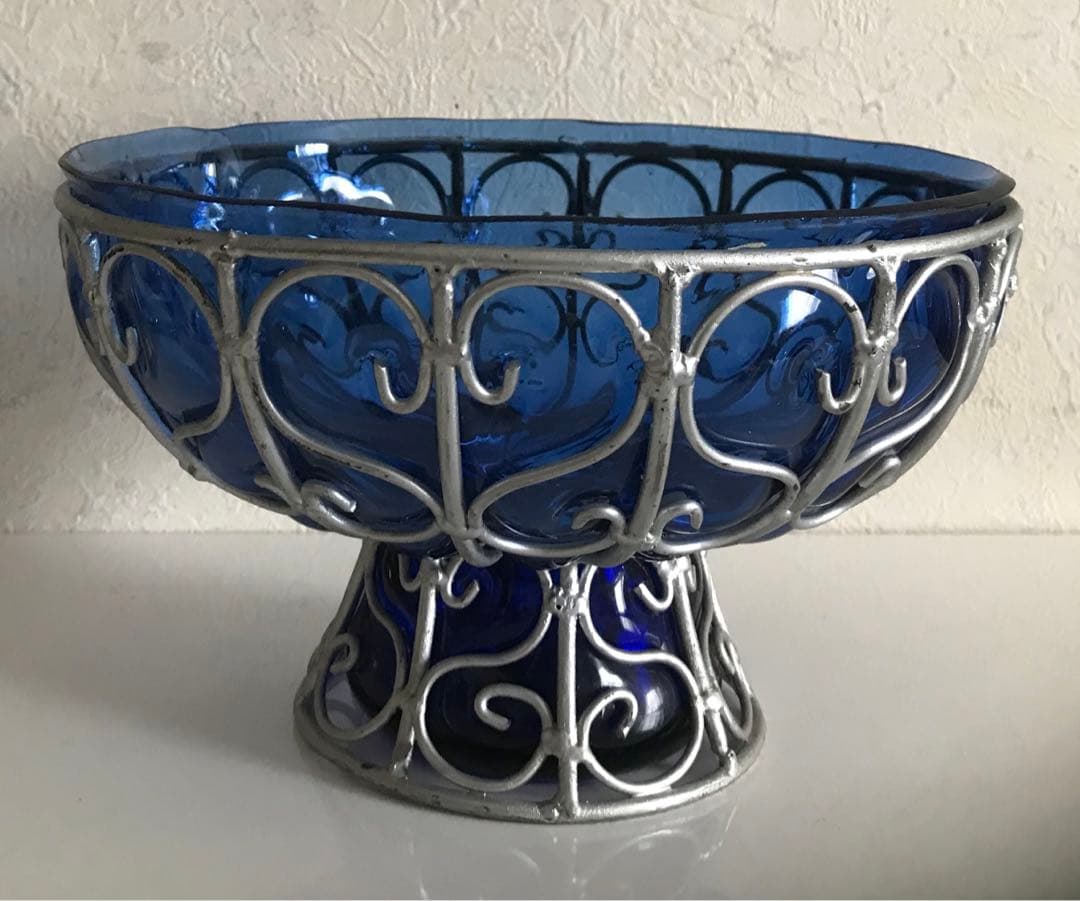 ヴィンテージ　青色高台器　ガラス球体 装飾金属ワイヤー付き