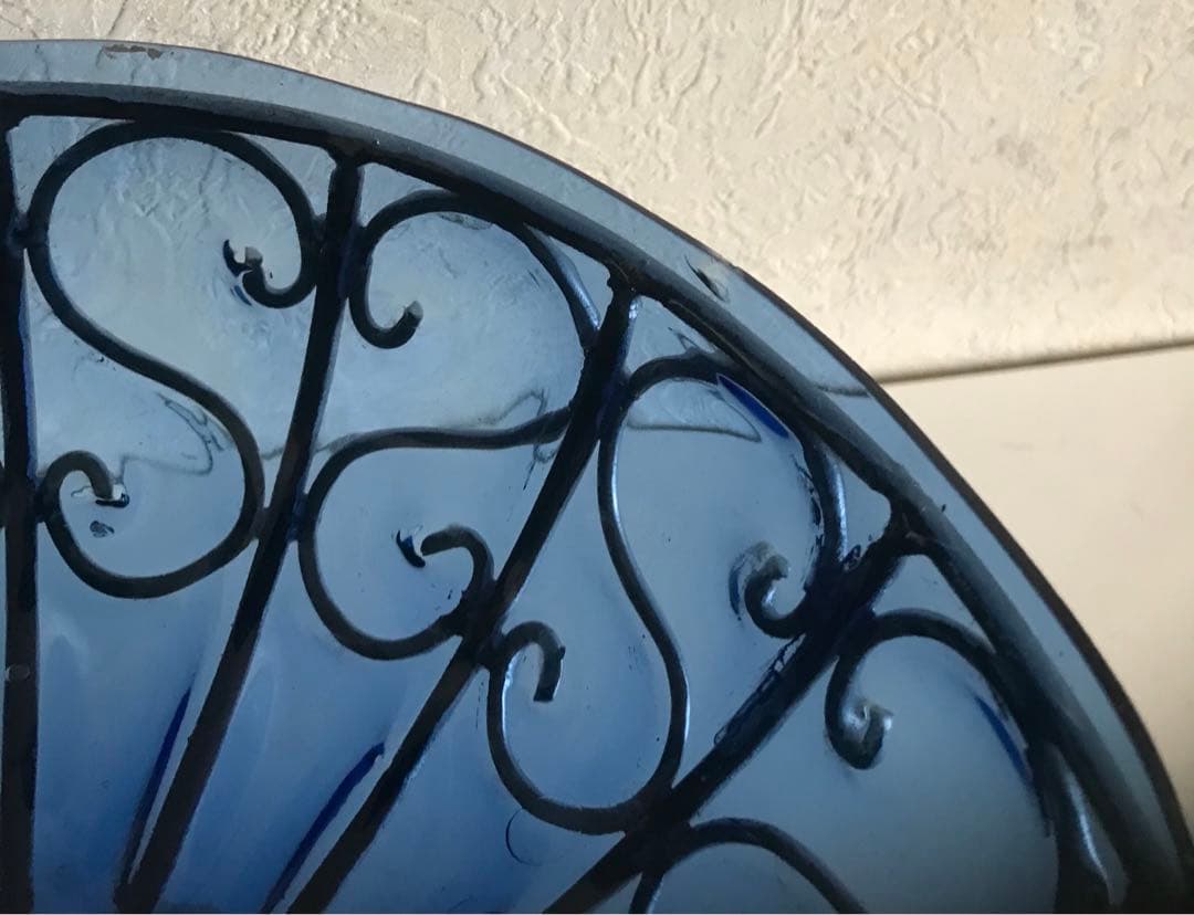 ヴィンテージ　青色高台器　ガラス球体 装飾金属ワイヤー付き