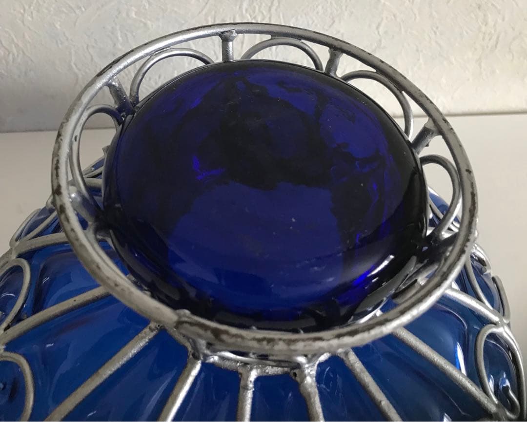 ヴィンテージ　青色高台器　ガラス球体 装飾金属ワイヤー付き