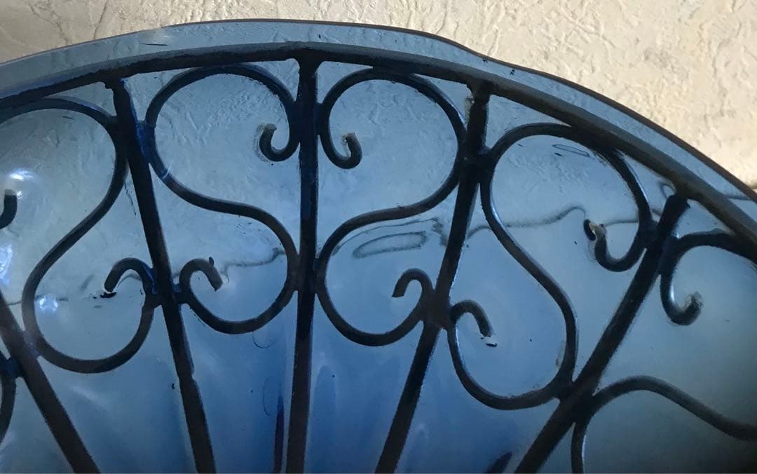 ヴィンテージ　青色高台器　ガラス球体 装飾金属ワイヤー付き