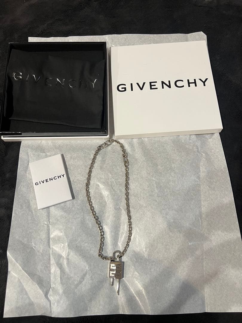 GIVENCHY シルバー ロックネックレス