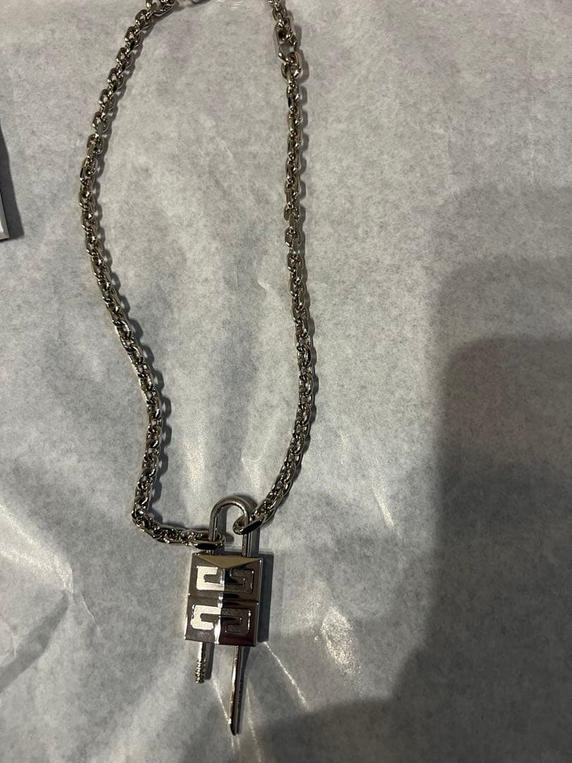 GIVENCHY シルバー ロックネックレス