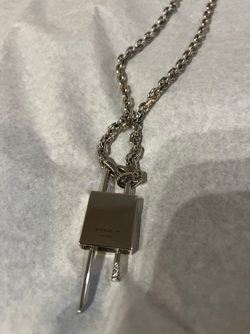 GIVENCHY シルバー ロックネックレス