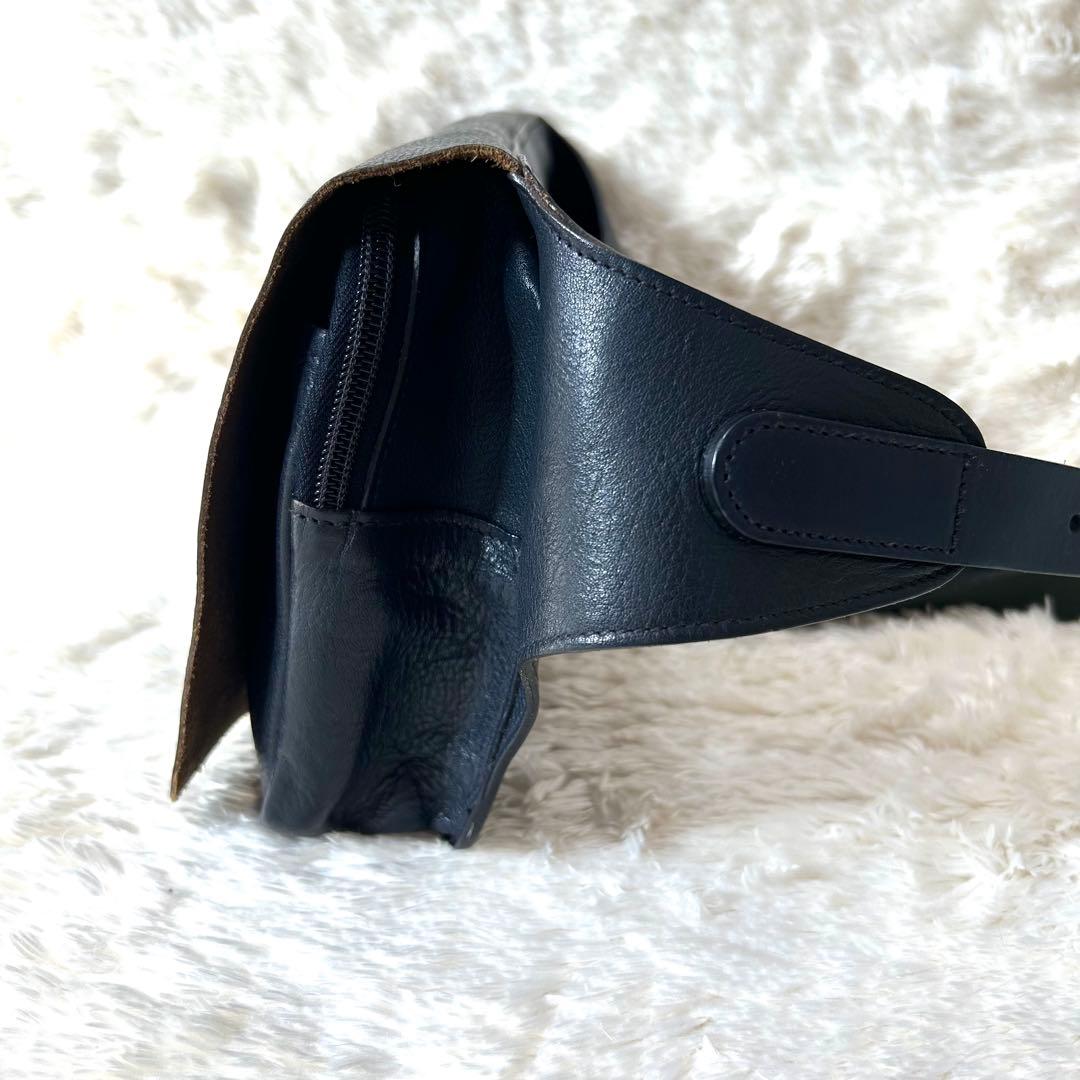 即完売品✨イルビゾンテ　ボディバッグ　ウエストポーチ　シボ革　斜め掛け　ネイビー