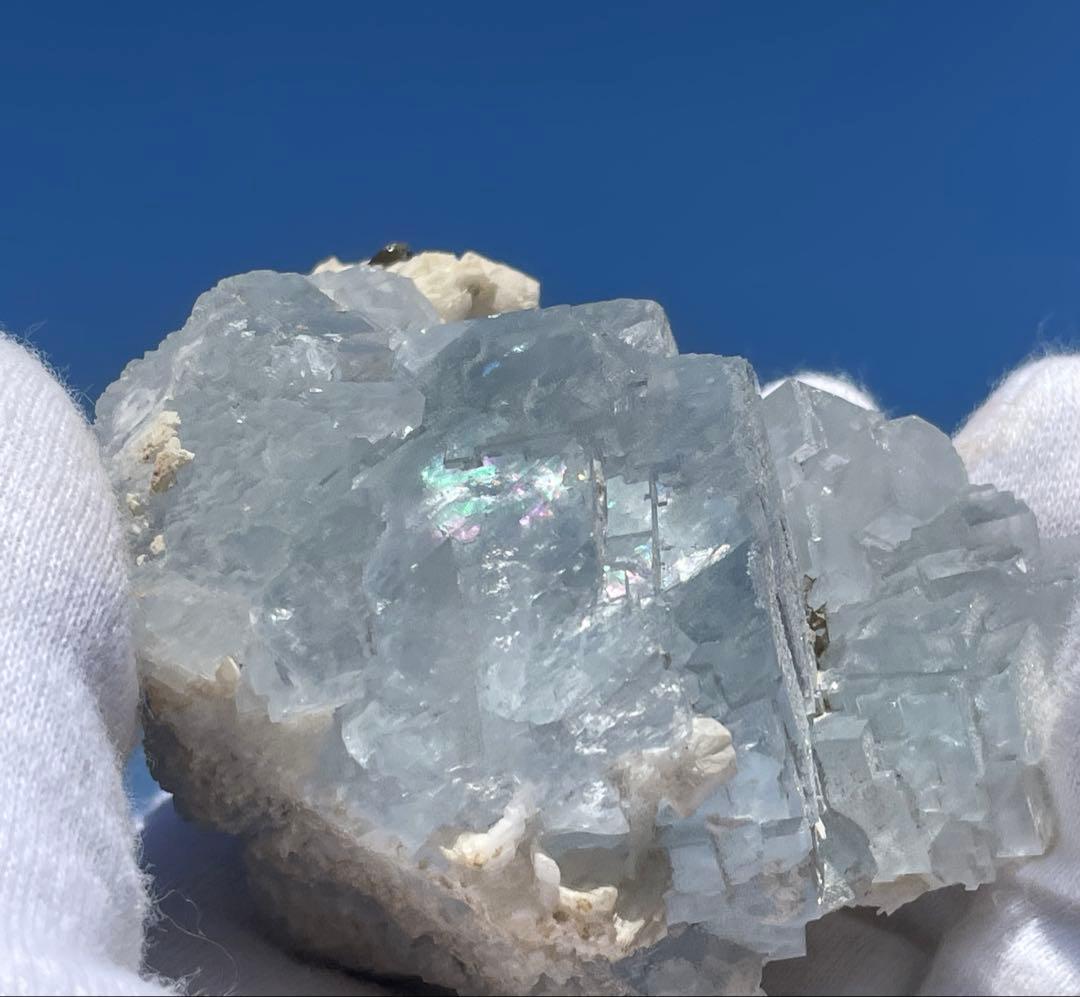 フローライト　原石　巨大結晶　美しいスカイブルー　アクアマリンカラー　虹　蛍石