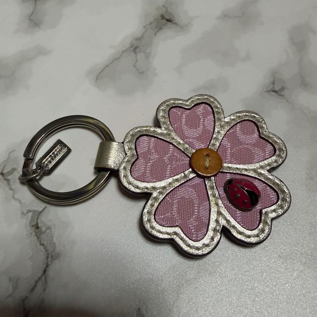 コーチ　桜　てんとう虫　キーホルダー　シグネチャー柄